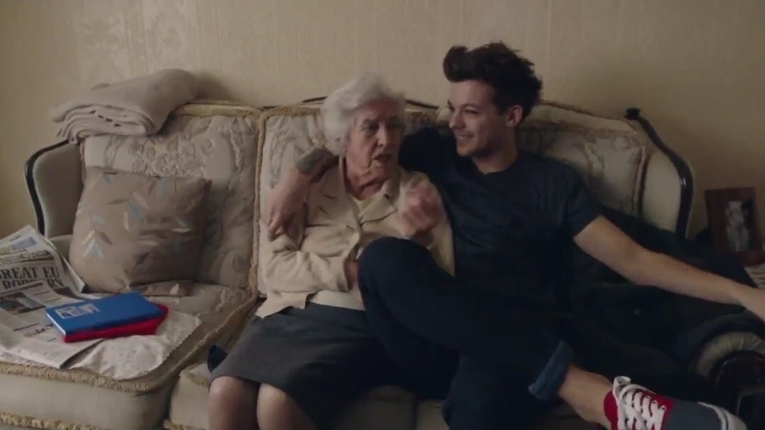 louistbr's tweet image. O céu ganhou mais uma estrelinha. A avó materna de Louis faleceu na manhã deste sábado, 11. Todo o nosso pensamento, amor e orações para a família. Muita força. 🥀🖤 #StayStrongLouis