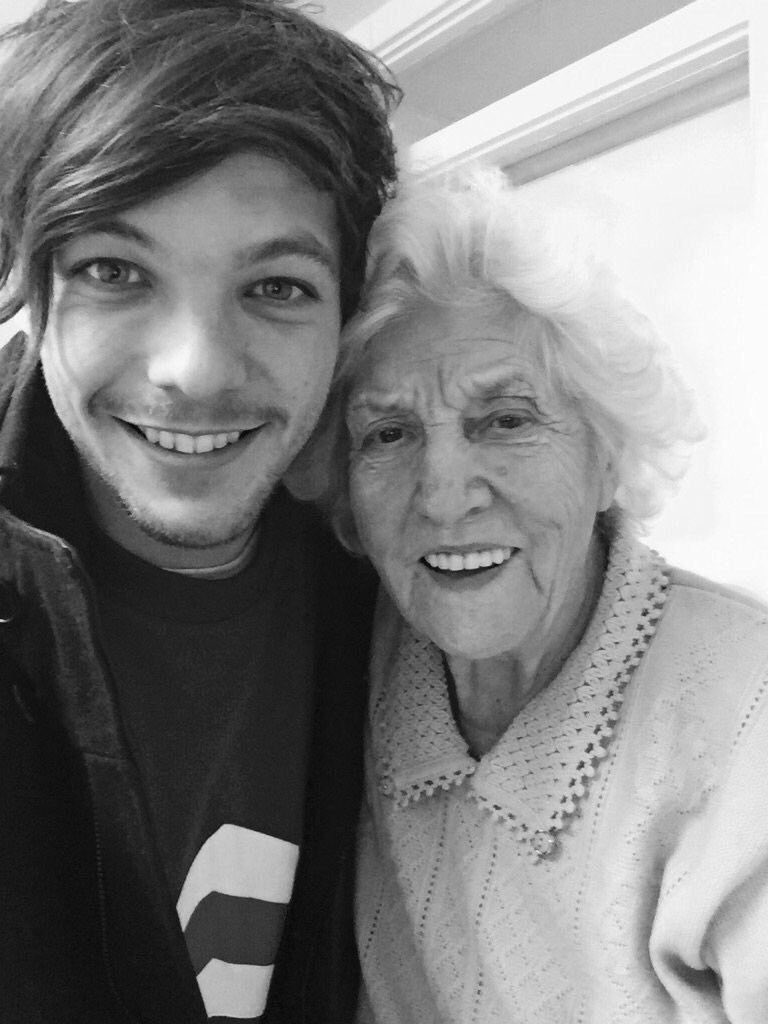 louistbr's tweet image. O céu ganhou mais uma estrelinha. A avó materna de Louis faleceu na manhã deste sábado, 11. Todo o nosso pensamento, amor e orações para a família. Muita força. 🥀🖤 #StayStrongLouis