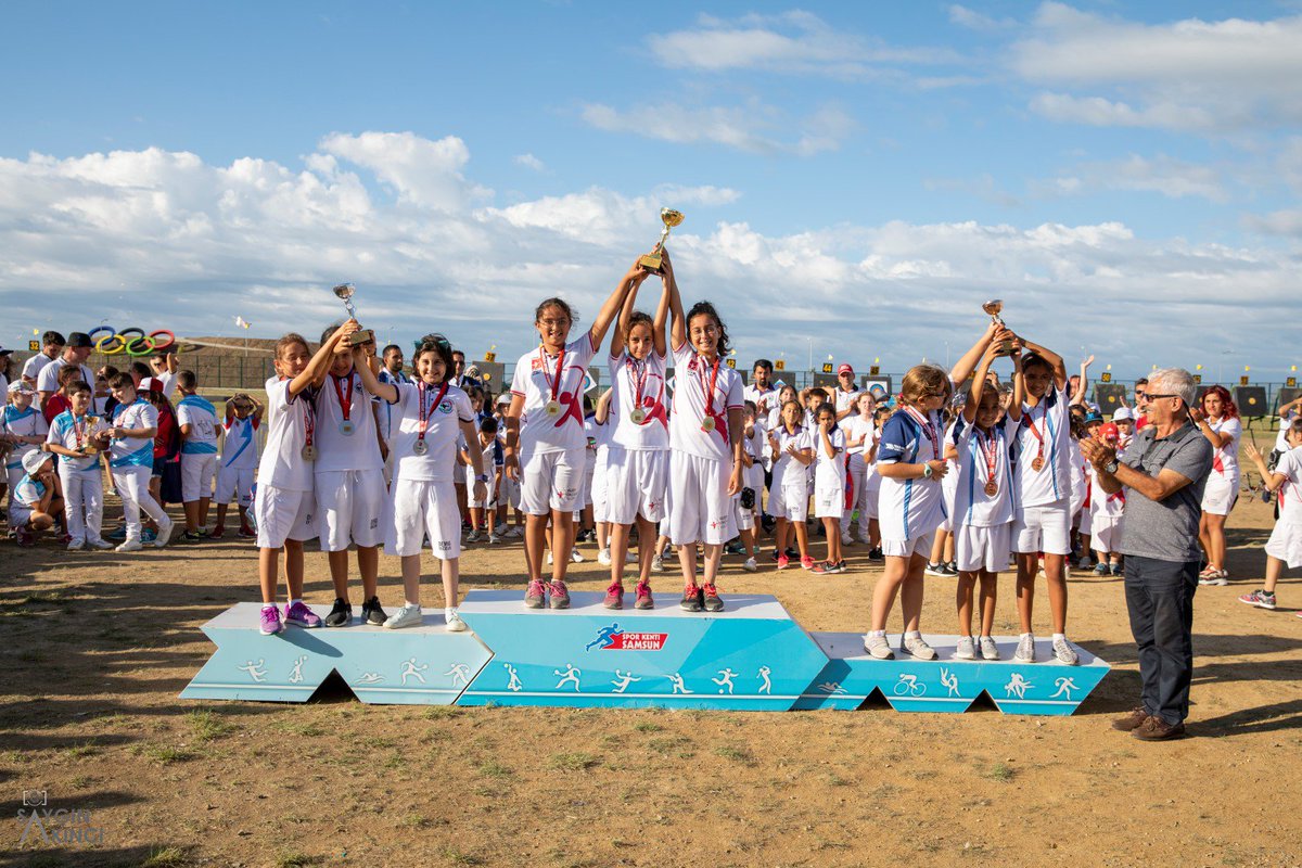 ArcheryTR's tweet photo. Zafer Kupasında 9-10 Yaş Sporcular Madalyalarını Aldı 👏📢🥉🥈🥇https://t.co/rcy0aAAES9 https://t.co/kz3XMe934D