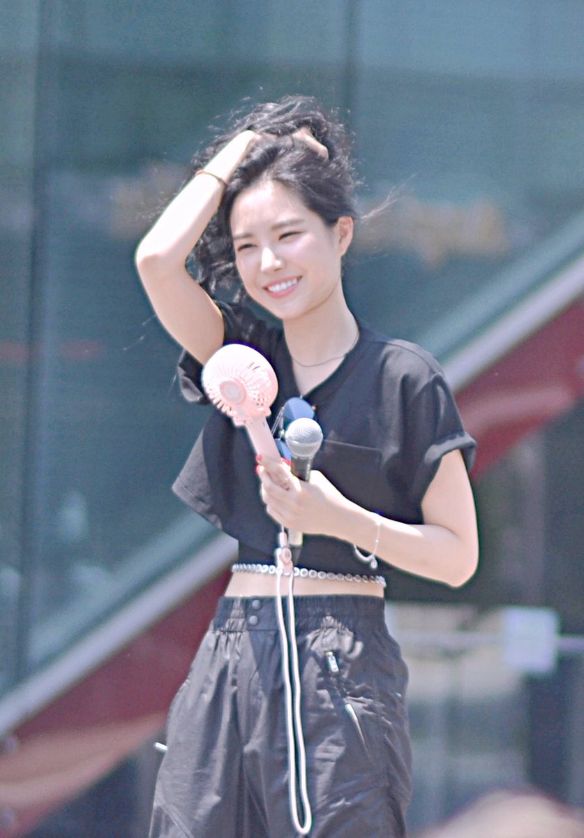 Anuparb1's tweet photo. Mini-fanmeeting Apink 180727 naeun. #NaEun #apink #ApinkSNE https://t.co/AWVKs6MYv0