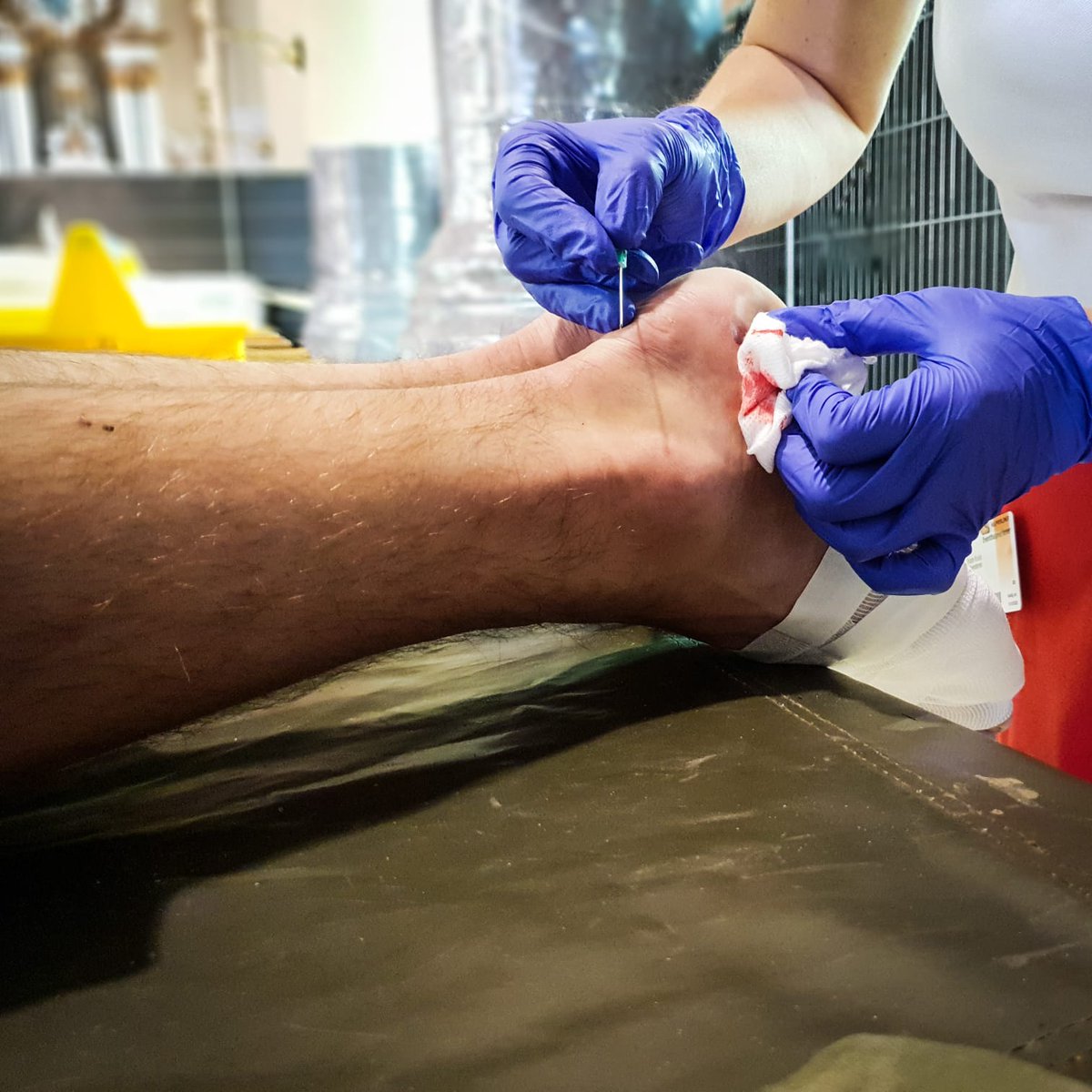 RodeKruisVL's tweet photo. [Update] Zo'n 1.000 verzorgingen tijdens #doto18 tot nu toe: 'Nog steeds zijn blaren en spierpijn meest voorkomende klachten.' https://t.co/bQqiRd3a9o