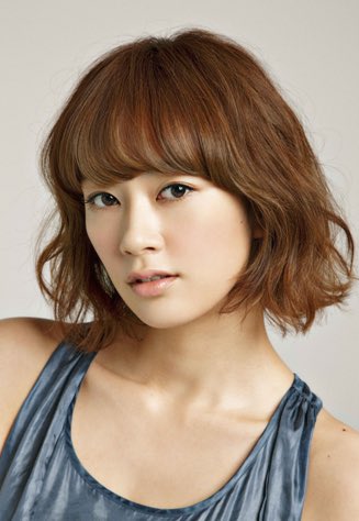 りおちゃん 面長芸能人で面長解消法を考える 水川あさみさん 髪型とヘアカラーで大分印象変わる 1 3枚目の厚め前髪を斜めに流して顎位までのボブ良さげ 4枚目は面長際立ってるし老けて見えるけど 前髪短いのとアイメイク薄いせい あとリップの色