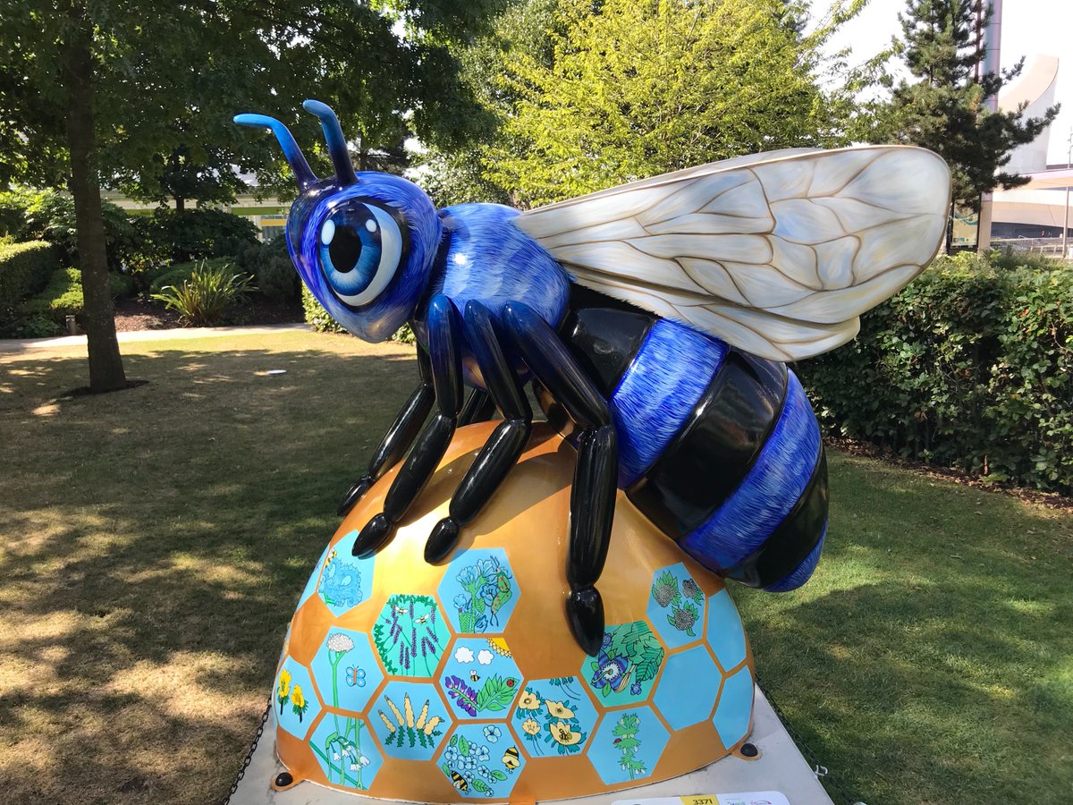 gemseywilliams's tweet photo. Had a bee-rilliant time searching for bees today @MediaCityUK, @The_Lowry, @ManUtd and @manairport ! @beeinthecitymcr @OfficialTfGM #beeunited #beedazzle #bluebeeter #gravitbee https://t.co/BXIABkQPvO
