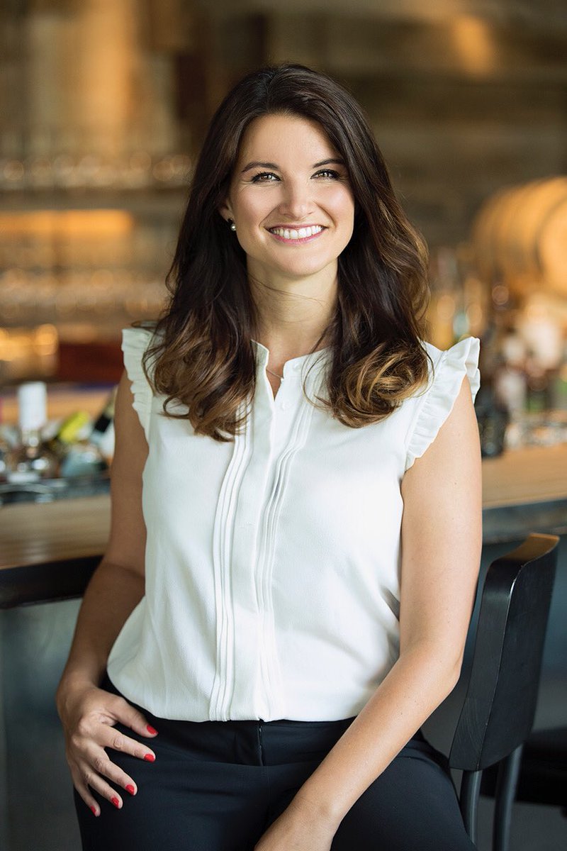 Nouveau look de <a href="/vinsaufeminin/">Vins au Féminin</a> 🍷<a href="/jessicaharnois/">Jessica Harnois</a> Crédit : #julieperreaultphotographe #pic #wine #women #winecourse