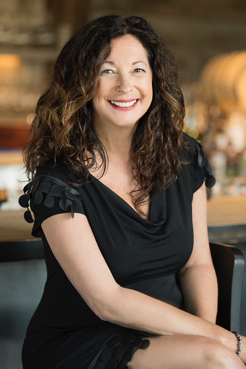 Nouveau look de <a href="/vinsaufeminin/">Vins au Féminin</a> 🍷<a href="/NatalieRichard/">Natalie Richard</a> Crédit : #julieperreaultphotographe #pic #wine #women #winecourse