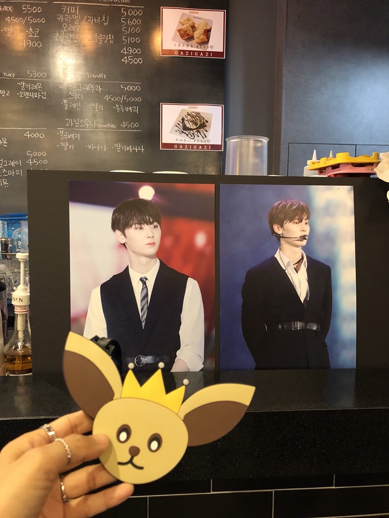 ChloeMalta's tweet photo. 🦊컵홀더 #9🦊

선착 특전은 모두 소진되어 아쉬웠지만 신비아련 모먼트 컵홀더와 멋진 사진들로 꾸며진 민현존에 모든 걸 잊었다♥️
@ourmood_MH 님 감쟈함미당🙏🏻

#민현아_노래해줘서_고마워
#HBD_MINHYUN
#민현아_생일축하해 #민현아_사랑해
#황민현 #민현 #Minhyun https://t.co/ttjbDnRguE