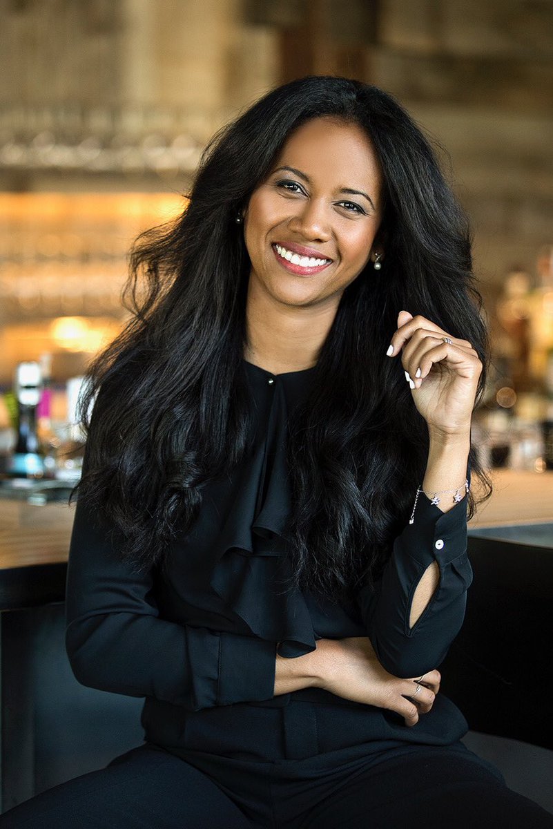 Nouveau look de <a href="/vinsaufeminin/">Vins au Féminin</a> 🍷@CorithaPierre Crédit : #julieperreaultphotographe #pic #wine #women #winecourse