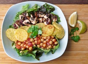 Der vegane Texmexsalat mit Kichererbsen, Knoblauchchampignons und gebackenen Kartoffelscheiben ist ein deftiges, sättigendes Gericht, perfekt für den Sommer. Das Rezept gibt es auf geschmacklich flexibel bit.ly/2MFVOCz #vegan #texmex #Sommer #Salat #gesundessen