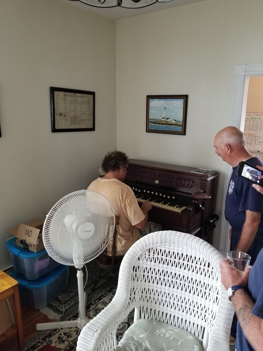 Boston_Light's tweet image. Thanks keeper @Graveslight for visiting us today. Perfect weather for #Lighthouse family gatherings.