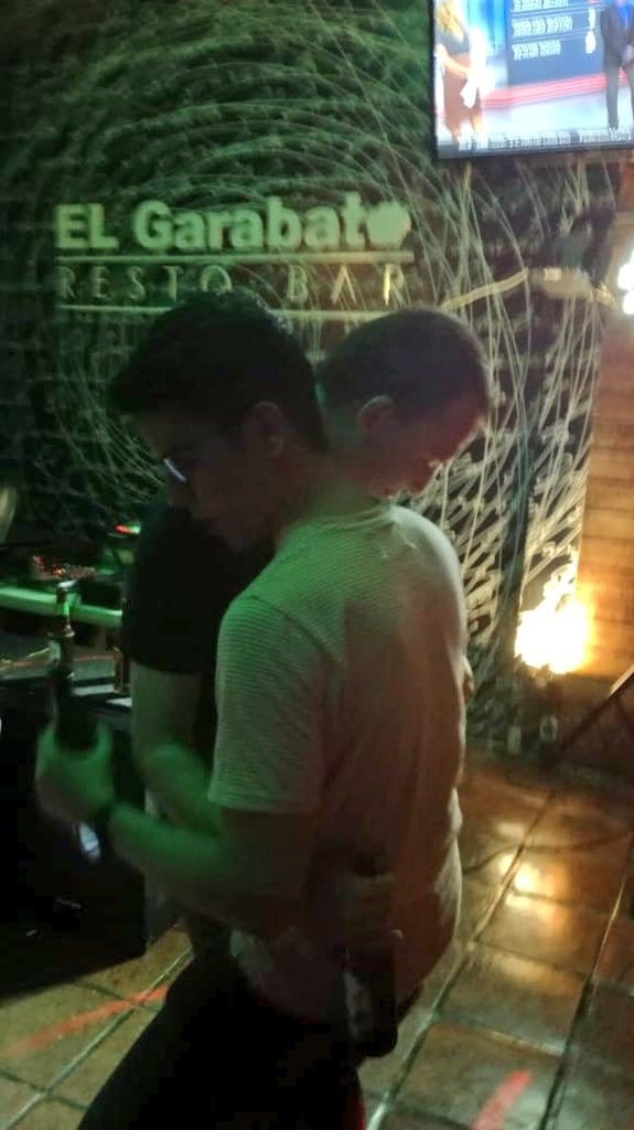 LuciaSanchezR79's tweet photo. Aquí se nota la represión y la persecusión del gobierno a @CSMaldonado 😂 Estas fotos muestran la triste vida de la señorita en el @elgarabatocafe cuyo dueño es otra flor golpista. El único que le causa represión y tristeza es el otro maje que al parecer no lo quiere besar. 😂❤ https://t.co/CG0svO70to