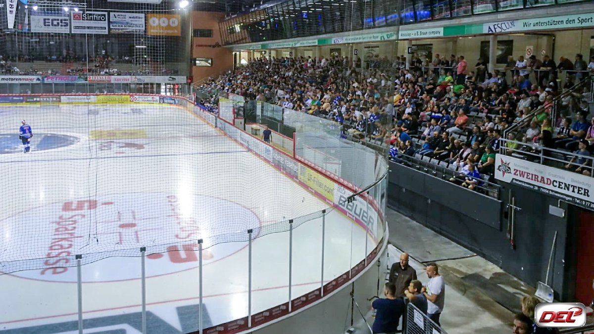 DELoffiziell's tweet photo. 2.000 Zuschauer waren gestern beim öffentlichen #Eistraining der @SERCWildWings. #Respekt Gerade spielrn die Wild Wings in Freiburg.
#SWW #serc #Schwenningen #WildWings #DEL #DELoffiziell https://t.co/KvaOaAqdJr