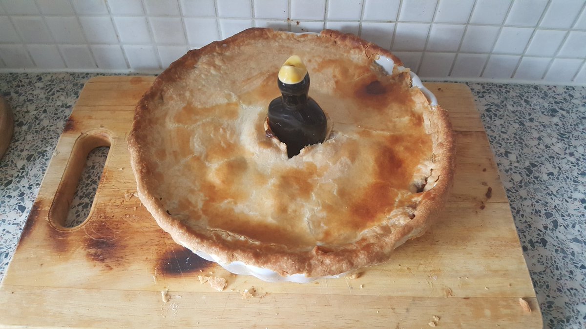 AmyA_36's tweet photo. When you make a pie and have left over pastry! #maidsofhonour #berobaking #steakandalepie #leftovers #oldfashionedbaking @BakingMadUK @SundayBakeClub https://t.co/JN1KWoKST5
