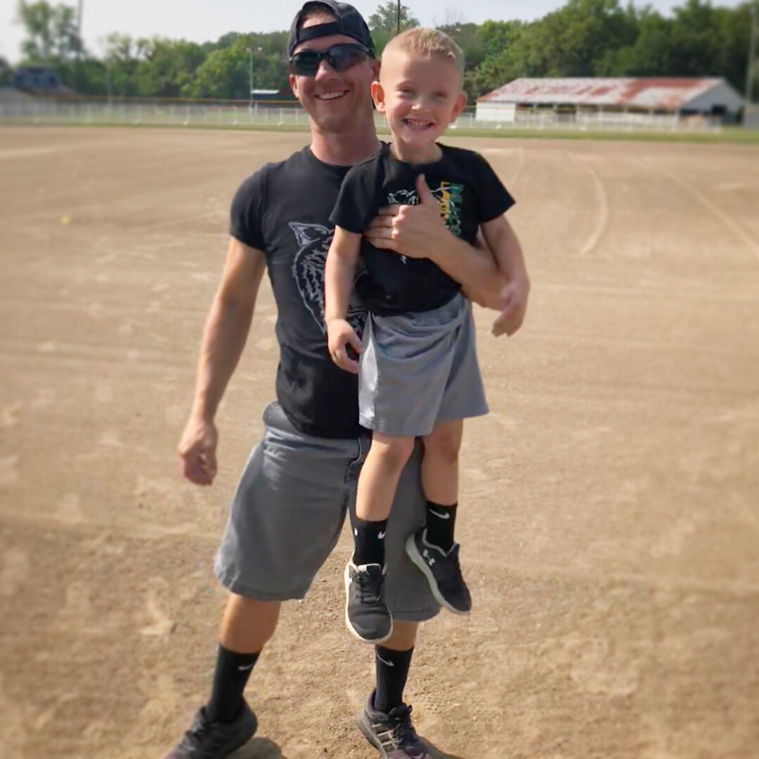 mrsdodson427's tweet photo. #TwinningIsWinning #DaddysMini #FieldCleanUp #LoveMyBoysπ @CoachDodson17 https://t.co/xYWy5TqH0D