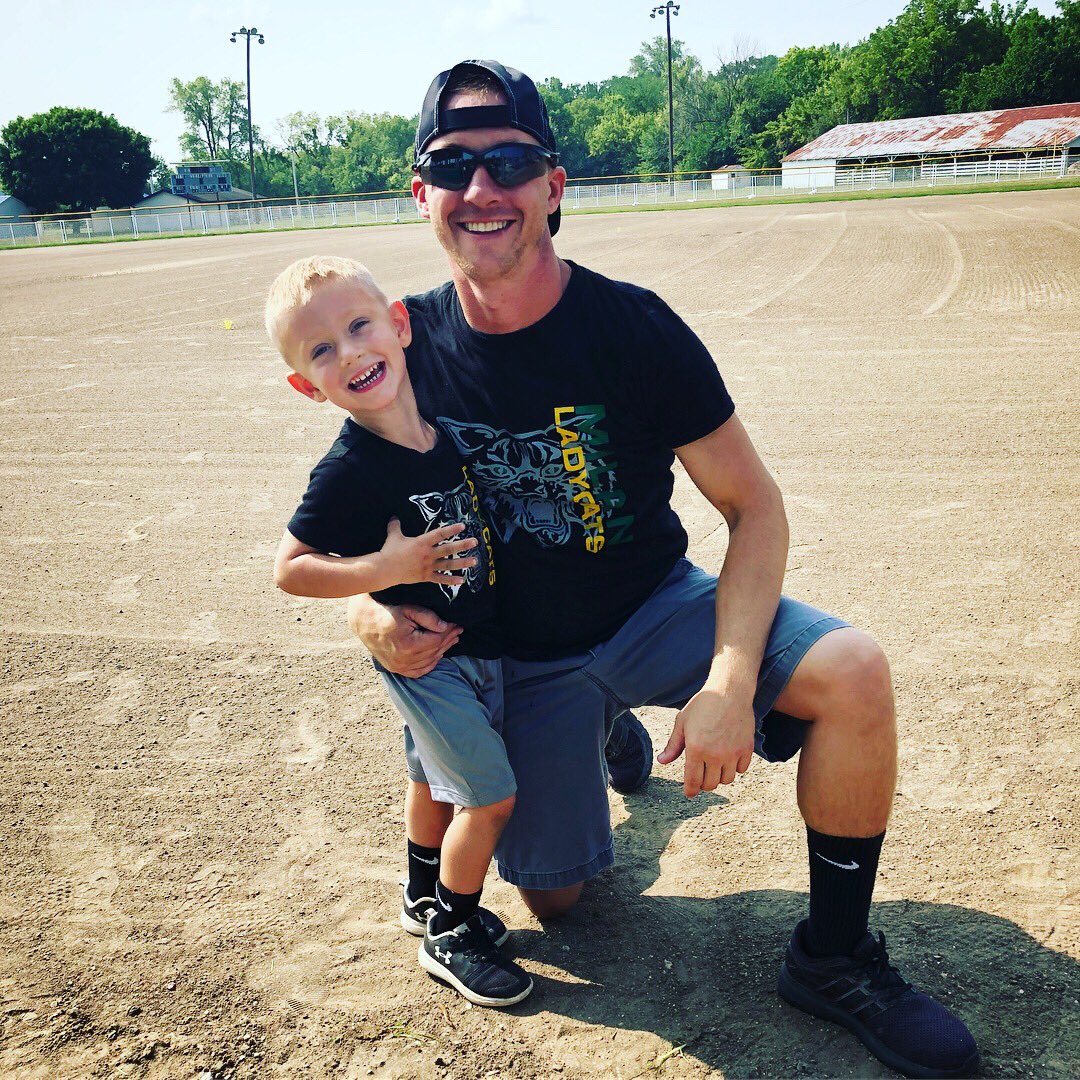 mrsdodson427's tweet photo. #TwinningIsWinning #DaddysMini #FieldCleanUp #LoveMyBoysπ @CoachDodson17 https://t.co/xYWy5TqH0D