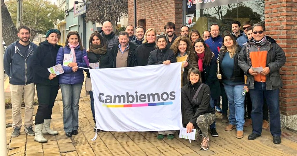 mujerproTandil's tweet photo. #CambiandoJuntos #Tandil #TimbreoNacional otra jornada para acercarnos a los vecinos, escucharlos y que sepan que no están solos. Gracias a todos por la calidez y el afecto recibido. No aflojemos!!💪💪.@gonzasanta @mariuvidal @mauriciomacri @AlexCampbellOK 🇦🇷🇦🇷🇦🇷 https://t.co/SCC8Fv58c8
