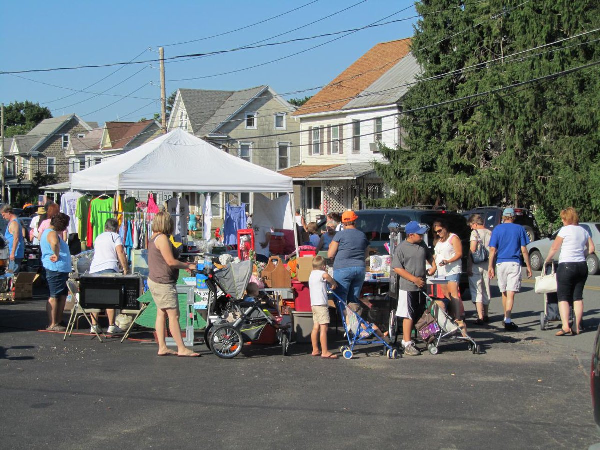 VulcanTire's tweet photo. It’s National Yard Sale day. Yard sales are the perfect place to find bargain antiques, but we suggest staying away from any old tires you might find. #VulcanTire #TireTips #YardSaleDay https://t.co/lBkz7lreOJ