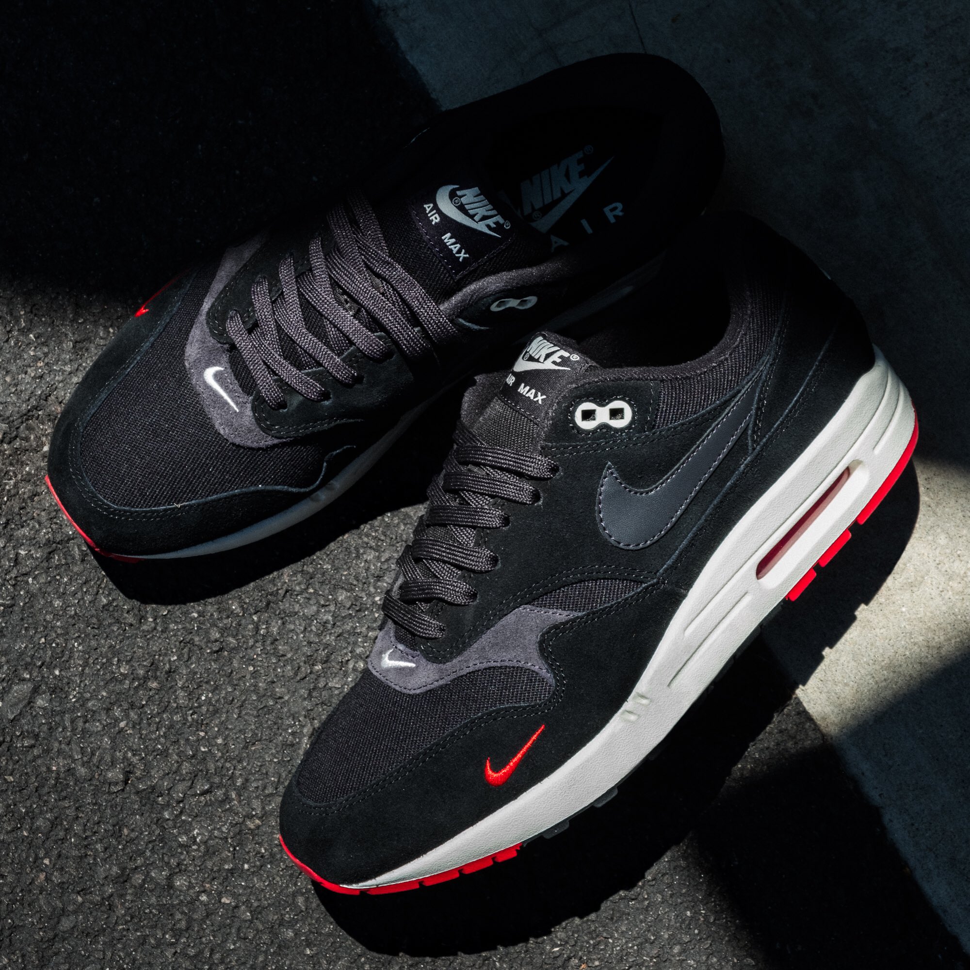 Vergelijkbaar Jurassic Park vijand UNDEFEATED on Twitter: "Nike Air Max 1 Premium “Black/Oil Grey/University  Red/Sail” // Available now at All Undefeated Chapter Stores and  https://t.co/rPhV7ZP2Fc https://t.co/YN3saAS6vA" / Twitter