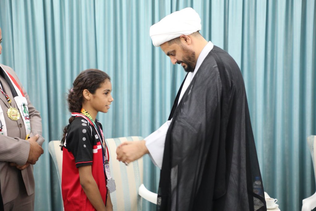 Qais_alkhazali's tweet photo. تقليد منتخب العراق الذي شارك في بطولة العالم للمواي تاي للشباب بوسام الشجاعة، البطل أياد الذي فاز بالميدالية الذهبية والبطلة زينب بالفضية وميدالية الشرف للبطل محمد عندما رفض اللعب مع لاعب الكيان الاسرائيلي علما انه من القومية الكردية ليؤكد للجميع ان كل العراق لا يعترف بإسرائيل. https://t.co/OZILmh0bBr
