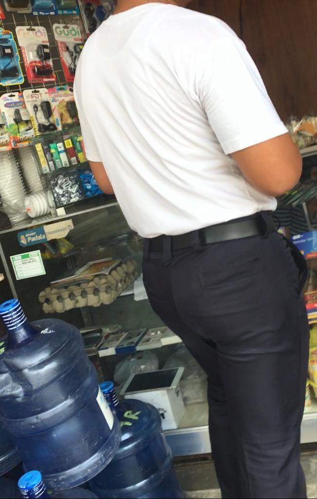 Di halatang maumbok ang puwet ni kuya guard. Sarap ulamin. Libog na libog ako habang tinitingnan ko puwet niya. 😊😊😊😅