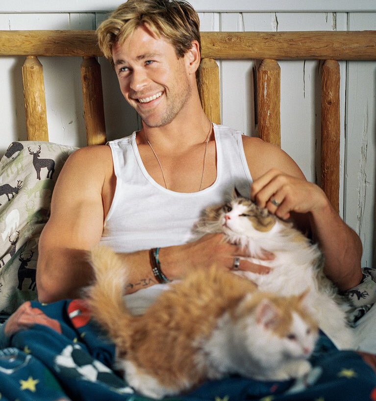 Happy birthday to the precious chris hemsworth, ily so much and i love this photo,,,,,HES SO SOFT AND FUNNY AND NICE 