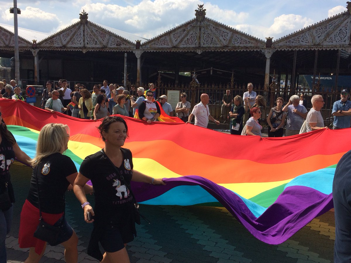 Tweettotouch's tweet photo. It is Pride in Antwerp. The whole city and a lot of shops decorated with pride flags. Atmosphere is relaxed. https://t.co/vctpCWn8R7