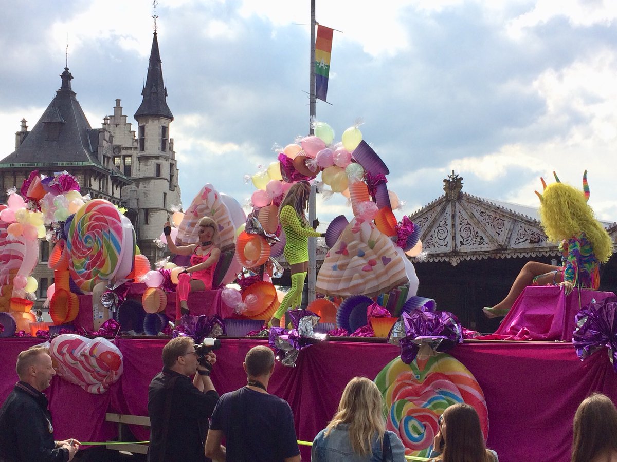 Tweettotouch's tweet photo. It is Pride in Antwerp. The whole city and a lot of shops decorated with pride flags. Atmosphere is relaxed. https://t.co/vctpCWn8R7