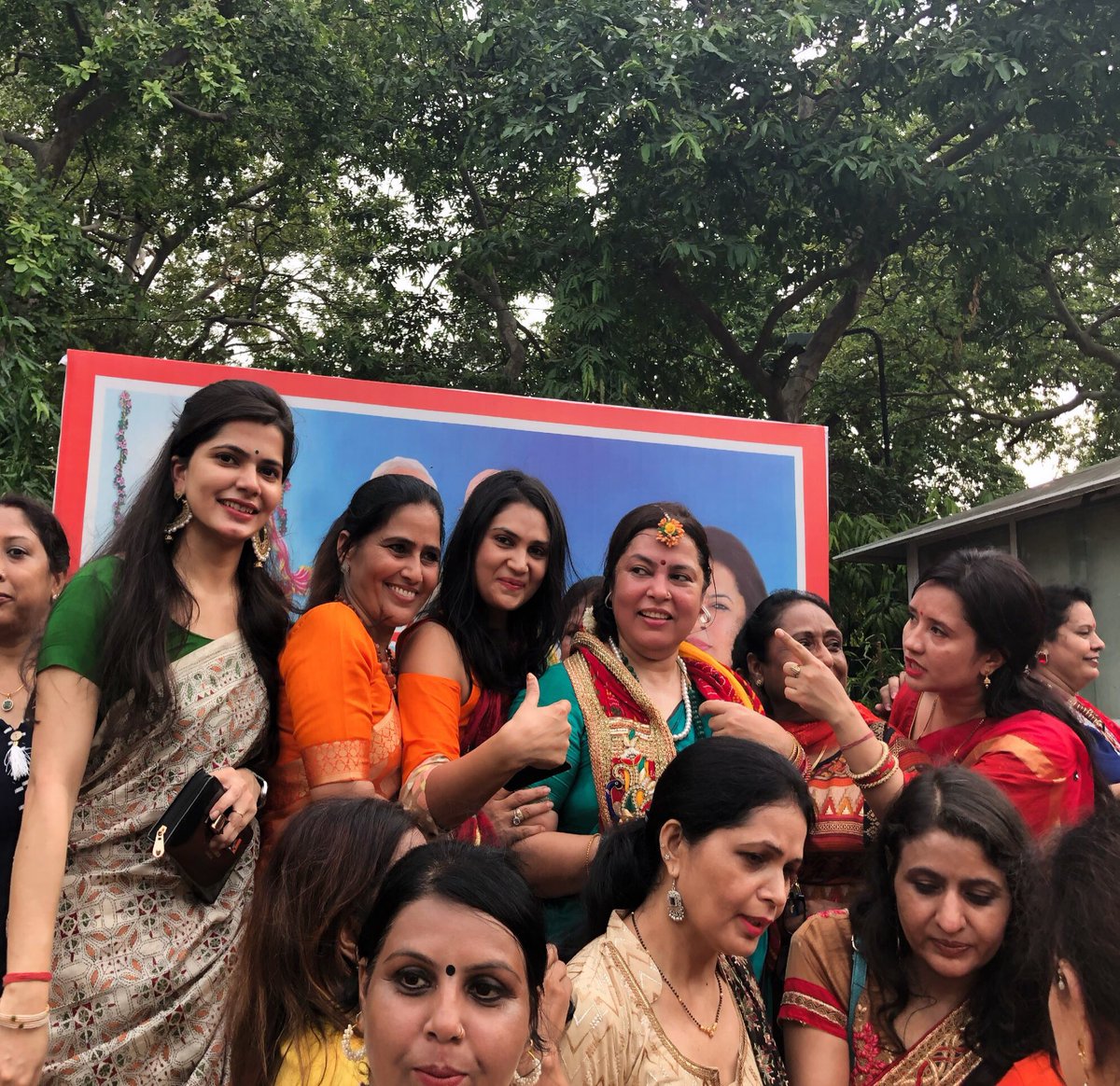 iSinghApurva's tweet photo. आज बड़े ही हर्ष के साथ नई दिल्ली लोकसभा क्षेत्र की सभी बहनों ने,
दिल्ली कि हमारी लोकप्रिय साँसद आदरणीय श्रीमती @M_Lekhi जी द्वारा 14 महादेव रोड पर “हरियाली तीज” का बड़े उल्लास के साथ उत्सव मनाया गया। https://t.co/UPfIe33PUh