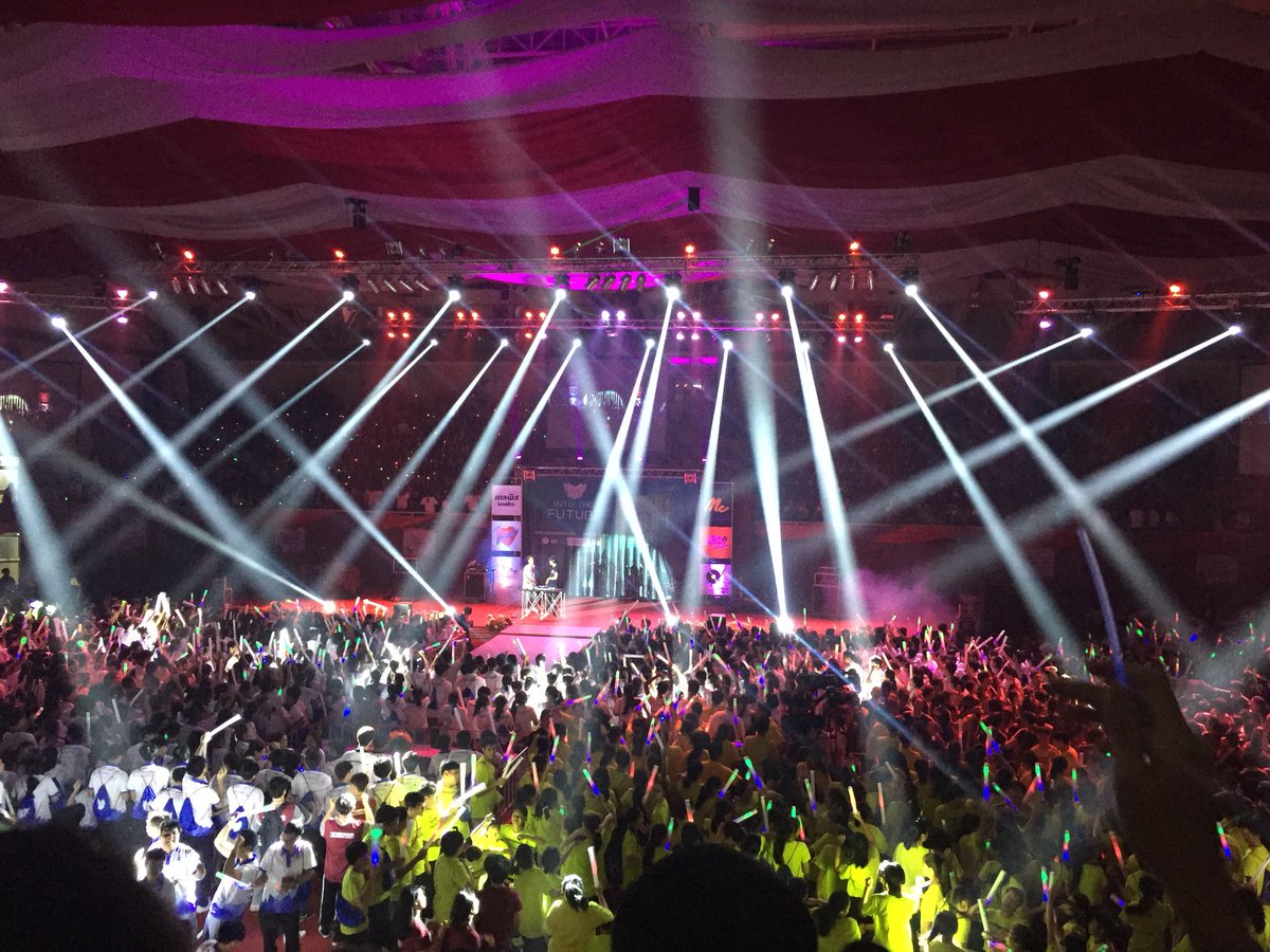 Daria_Camille's tweet photo. คือเหนือความคาดหมายอ่ะ ที่จินตนาการไว้นี้ไม่ใช่อย่างงี้เลย คอนเสิร์ตสนุกและมันส์มากกว่าที่คิด เต้นยับ!!! ร้องเพลงจนเสียงแหบ!!! ประทับใจสุดๆ และโค้ดเรียกคณะต่างๆก็ดีเลิศประเสริฐศรีมณีเด้ง ส่วนที่เบื่อมันก็มี แต่ส่วนที่ดีๆมันเยอะกว่า...😊❤️🤟 #swu61 #prswu #อัตลักษณ์61 #ทีมมศว https://t.co/bg7Sjj02lL