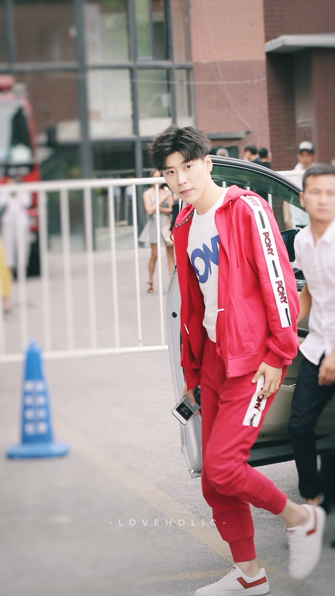 Yolanda_Xiah's tweet photo. 2018.8.11 PONY 上班
#王博文 https://t.co/AG7V9AfnFw