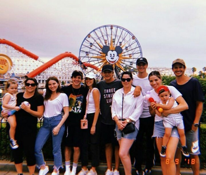 Aaron_SPN's tweet photo. @AaronCarpenter en el Instagram de @ConnarFranklin, la ubicación de la foto es de Disneyland https://t.co/OdcLHregO7