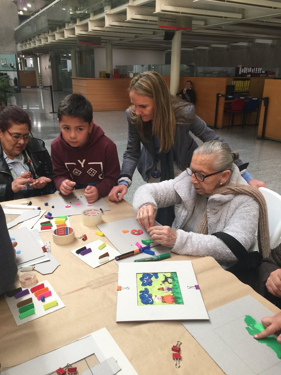 amanozfundacion's tweet photo. Queremos más adultos mayores involucrados con las nuevas generaciones. En el mes del niño, adultos mayores y sus nietos viven un especial encuentro en #SalaGasco de @fundacion_gasco. #NuncaMasAdultosMayoresSolos #InclusionAM. https://t.co/jtWX6hgu5f
