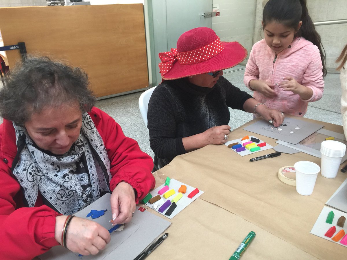 amanozfundacion's tweet photo. Queremos más adultos mayores involucrados con las nuevas generaciones. En el mes del niño, adultos mayores y sus nietos viven un especial encuentro en #SalaGasco de @fundacion_gasco. #NuncaMasAdultosMayoresSolos #InclusionAM. https://t.co/jtWX6hgu5f