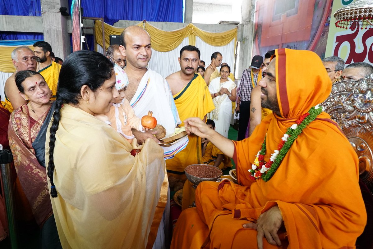 ShankaraPeetha's tweet photo. ಗುರುಮಾತೆ ವಿಜಯಮ್ಮನವರ ಹಾಗೂ ತಮ್ಮ ಪರಿವಾರದ ಎಲ್ಲರ ಹೆಸರಿನಲ್ಲಿ #ಏಕಪದ ದ ಸಮರ್ಪಣೆಗೈದ ಶ್ರೀ ಮಧುಸೂದನ ಶರ್ಮ.

#ಗೋಸ್ವರ್ಗ_ಚಾತುರ್ಮಾಸ್ಯ https://t.co/d81nJUbZav