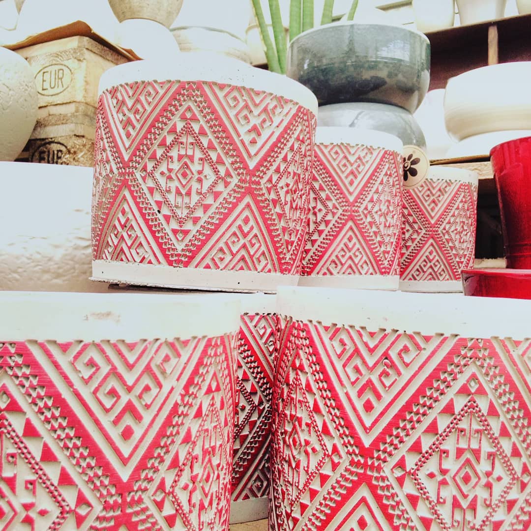 nos ENCANTAN estás MACETAS !!! ....maravilloso color para decorar...#macetas #macetascanarias #pots #paraiso #nuestroparaíso #mogan #canarias #jardineríacanarias #jardineria #summer #colorescanarios #gardencenter #viverosmogan #viveros #gardencanarias