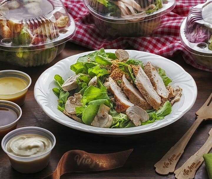 viaappiaexpress's tweet photo. No dejes pasar la oportunidad de probar nuestras deliciosas propuestas 😊. Una de las favoritas es sin duda nuestra ensalada Nocciola con rúcula, pollo, hongos y avellanas tostadas. #ViaAppiaExpress https://t.co/ohN2L9yiJF