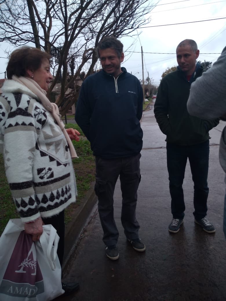 Horacio_Prada's tweet photo. Recorriendo Villa Elisa, escuchando a los vecinos #Timbreo #CambiandoJuntos Gestión @JulioGarro https://t.co/XSwuDaTkVp