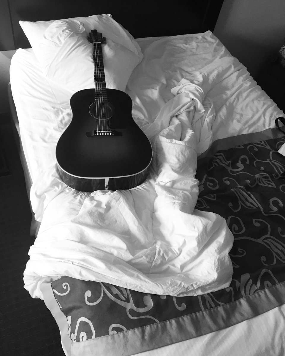 maxstalling's tweet photo. This one is titled “Gibson In Repose”....resting up before the show tonight at The Back Porch in Port Aransas. Come one, come all. @pabackporchbar @ShinerBeer @olatheboots @gibsonguitar @natewallacetx #glennwallace #jeffhowe https://t.co/wwJOuHJNas