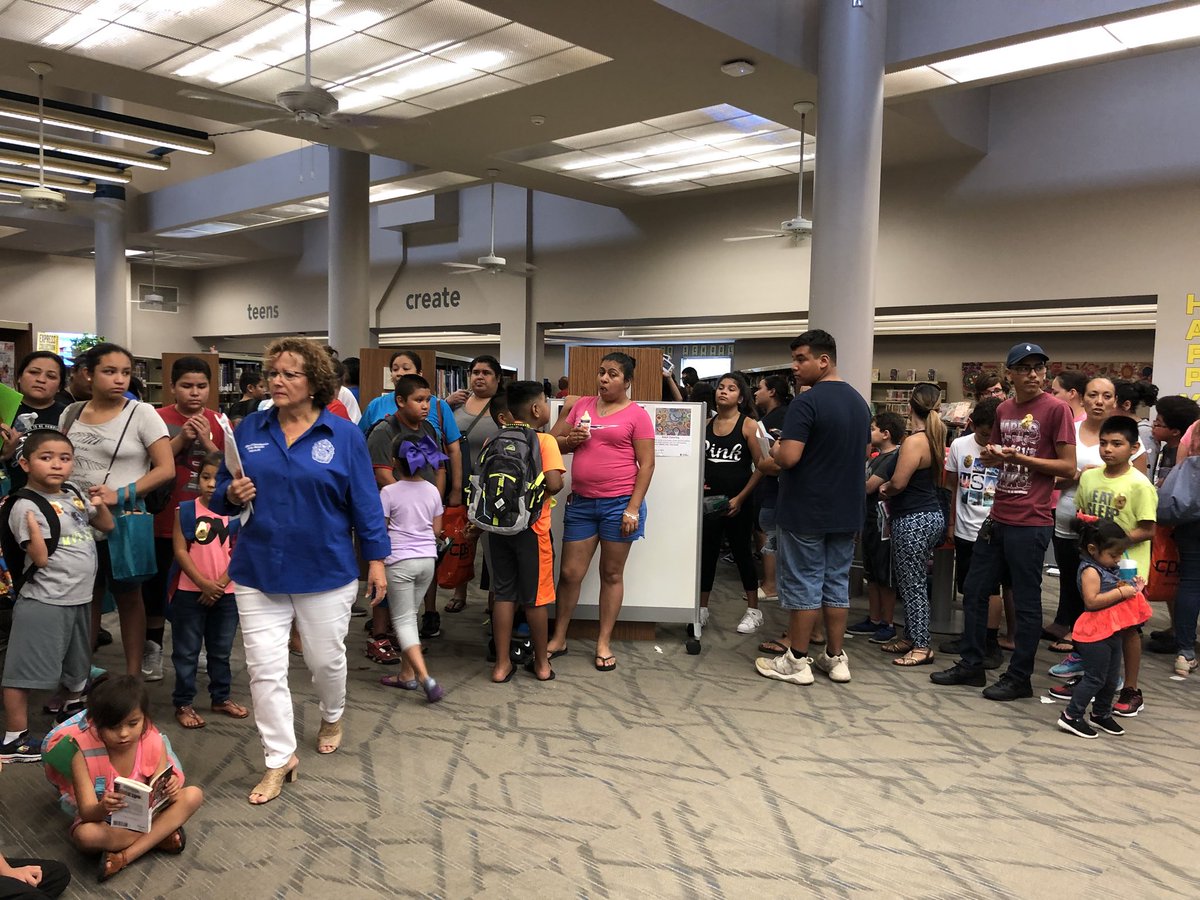 CFHealthPlans's tweet photo. We’re so excited to be helping District 5 students get back-to-school ready this morning! #CFHPcares #CFHPkids #backtoschool @CWShirleyG https://t.co/A6L4poNu3u