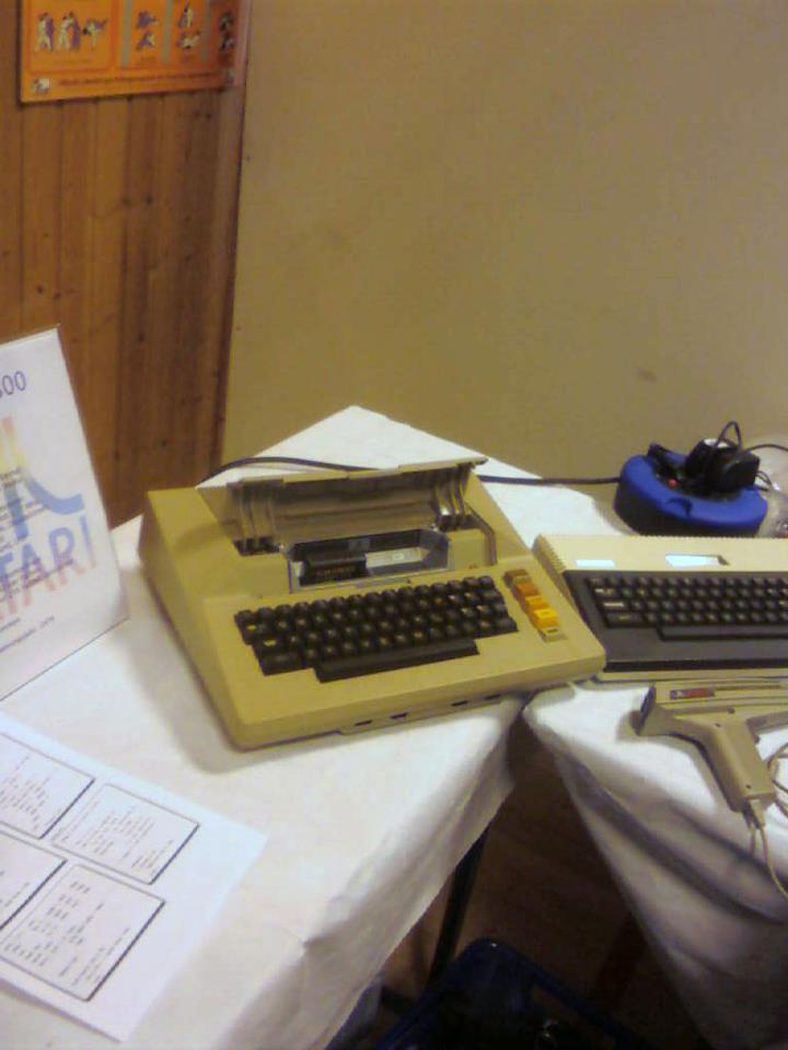 mistervcs2's tweet photo. @twh1st zum Vergleich die "eleltrische Schreibmaschine" Atari 800 auf dem VCFe 2013
Echt hässlich - dann lieber Folie https://t.co/iZsFEzOjcU