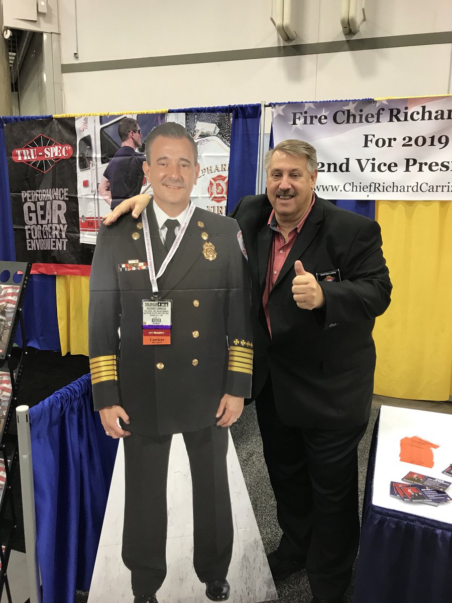 SPFPDFireChief's tweet photo. Good morning / only a little bit of time left to stop by Booth 3785 and get your photo w #FlatRich. Appreciate @ChiefGaryLudwig stopping to say hello! #FRI2018 https://t.co/LAofdlsuqn