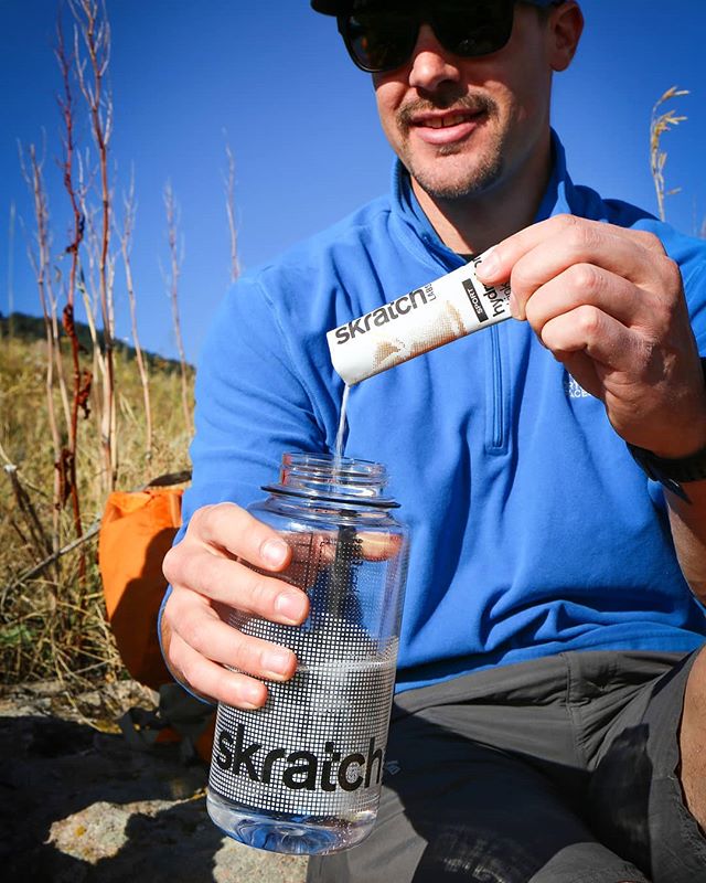 Water isn't enough. If you are sweating, drink something that has a similar concentration of sodium as your actual sweat. bit.ly/2x5t5lM
#RealSkratch #SkratchtheSummit #SkratchLabs #hydration #electrolytes