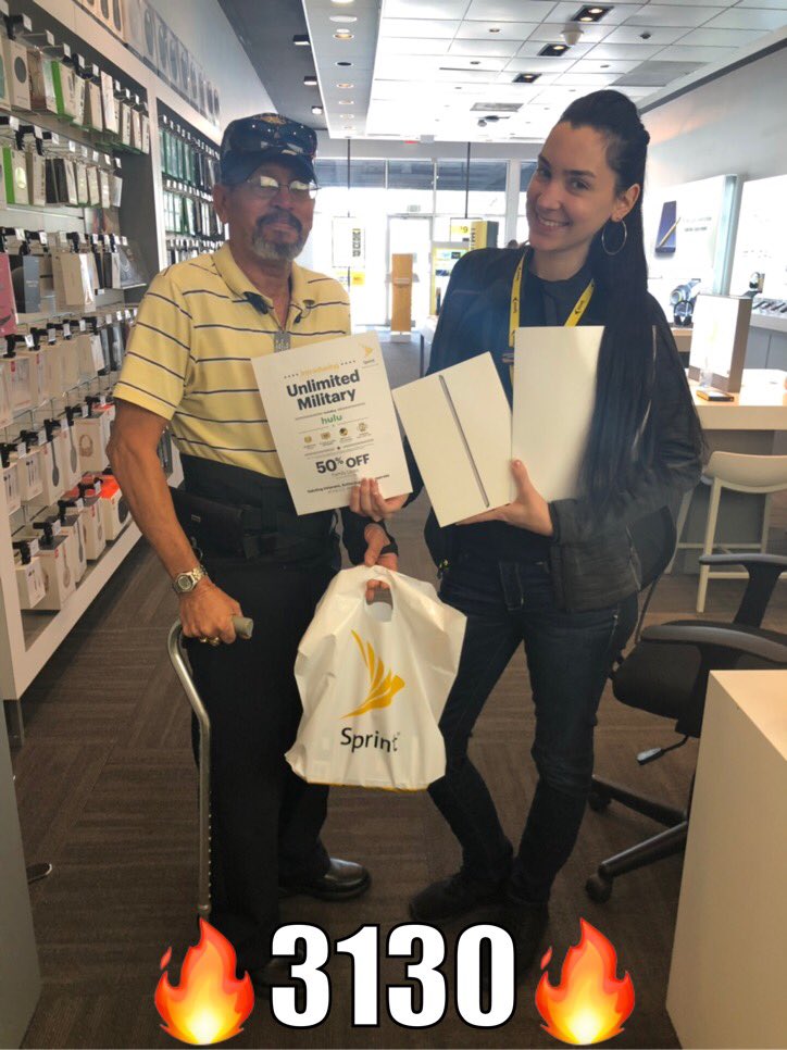 TeamKissimmeeFL's tweet photo. Welcome to the Sprint Family! All smiles. #ipadpromo #unlimitedmilitary Thank you for your service . @MichelCombes @tracySprint @andrewroberts91 @Briannc88 @CentralOrlando_ https://t.co/o5geLijr2l