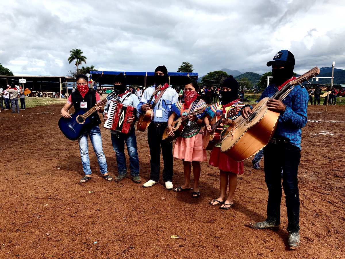 argeliaguerrero's tweet photo. Lxs compas “Seguidores de la lucha” ensayando en el #CompArte2018 #EZLN #BTZ https://t.co/xjmQEle97q