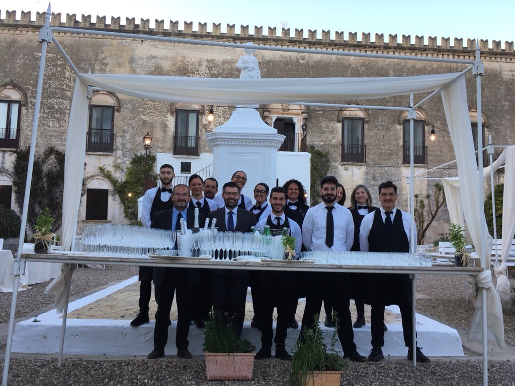 Gli chef di Chez Toi catering prepareranno x noi una cena della tradizione pugliese: menù buffet con angoli di specialità casearie, delicatezze di terra e di mare &amp; finger food.
📌 23 agosto ore 20.00 Masseria Pizzariello a Talsano (Ta)
prenotazione obbligatoria tel. 099 6611307