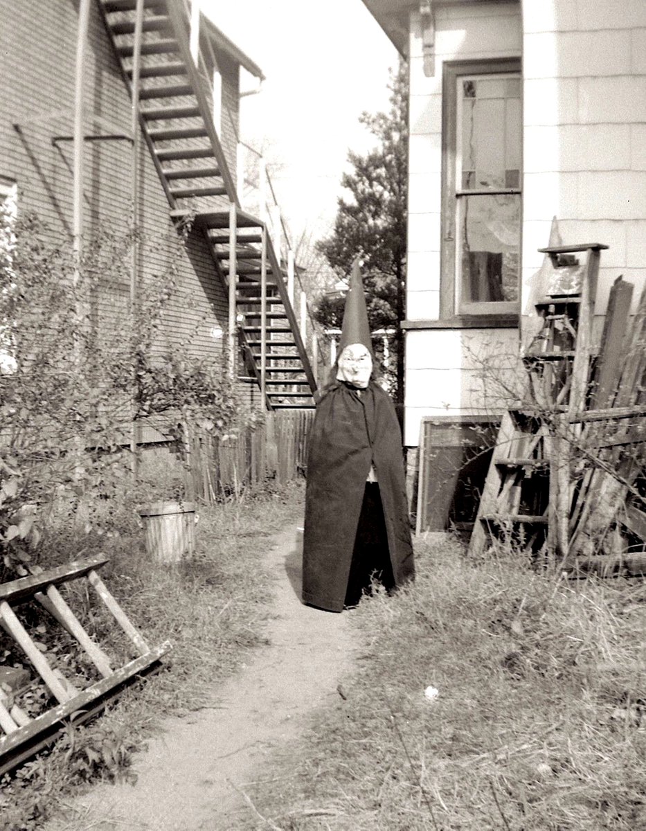 SusanFensten's tweet photo. Anyone else looking forward to chilly October nights? PHOTO: Halloween. New York. 1930s. #OctoberHurryUp #Spooks #Spirits #Ghosts #Paranormal #Witches #Familars #UnknownRealms #OtherWorlds #OtherSide https://t.co/HMiG4H1TDK