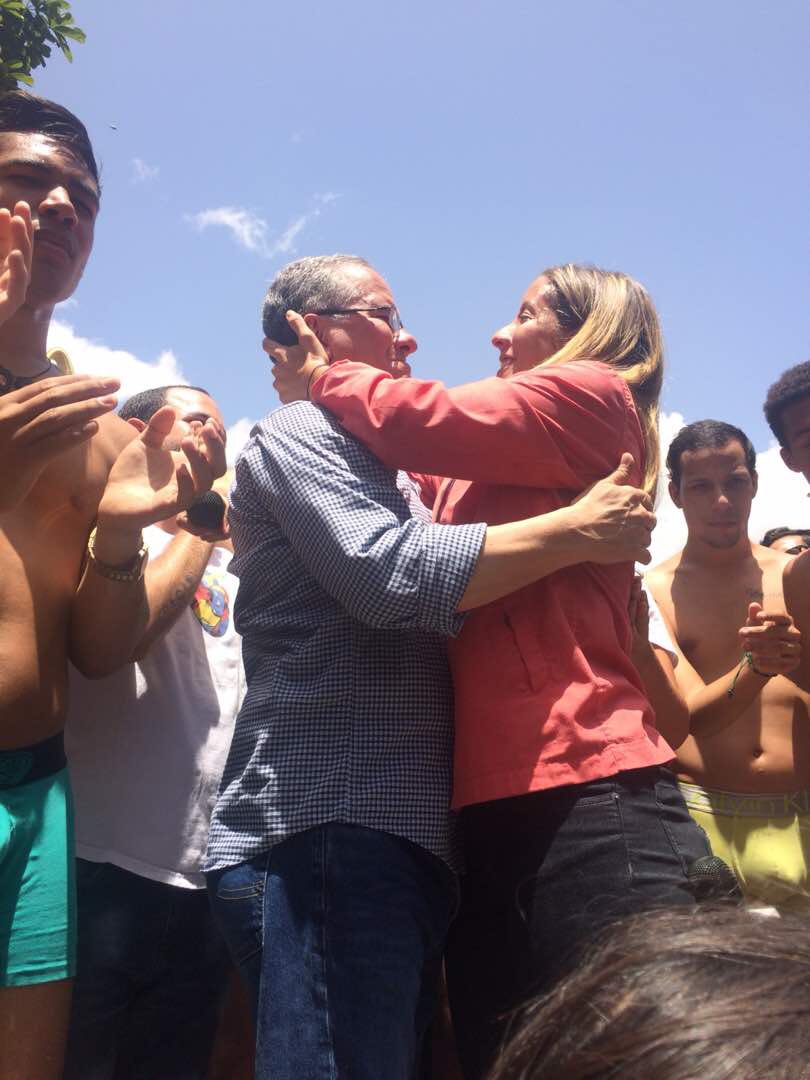 #11Ago Les pido #RT para esta poderosa imagen, es la imagen de una familia venezolana que NO SE RINDE. Ante la adversidad, se mantienen UNIDOS, con la cabeza en alto y hablando fuerte contra la dictadura. ¡Estamos con ustedes <a href="/RRequesens/">Rafaela Requesens</a> <a href="/RequesensG/">@requesens.gruber</a>! #RequesensYVzlaDePie