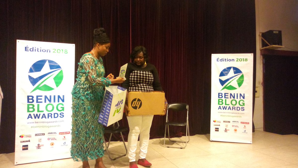 Toute émotive, <a href="/BELLOGaniath/">Ganiath BELLO</a> reçoit des mains de la marraine <a href="/Aigleroyal229/">Barkatou A SABI BOUN</a> le prix du meilleur #blog béninois #wasexo #Benin #Team229