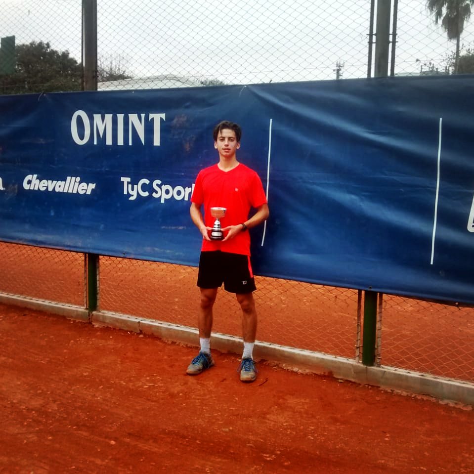 AATenis's tweet photo. ¡Gian Di Natale es el ganador del #CaminoalFuture8🏆! 💪
Venció 6-3 Y 6-4 a Juan Aranda, en el torneo disputado en SITAS.
Con este resultado obtuvo su lugar en el #FutureCorrientes.
👏¡Felicitaciones, Gian! 👏 https://t.co/q2LPt2RjDf