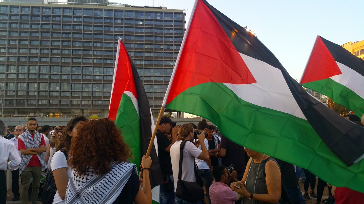 Julie_elt's tweet photo. Début du rassemblement place Rabin à Tel Aviv; plusieurs dizaines de milliers de personnes attendues pour manifester contre la loi "État-nation du peuple juif". 
Beaucoup de drapeaux palestiniens, qui n'ont pas [encore] été confisqués par la police... 
(Crédit photos @samiaah10) https://t.co/RERyvrs2UB