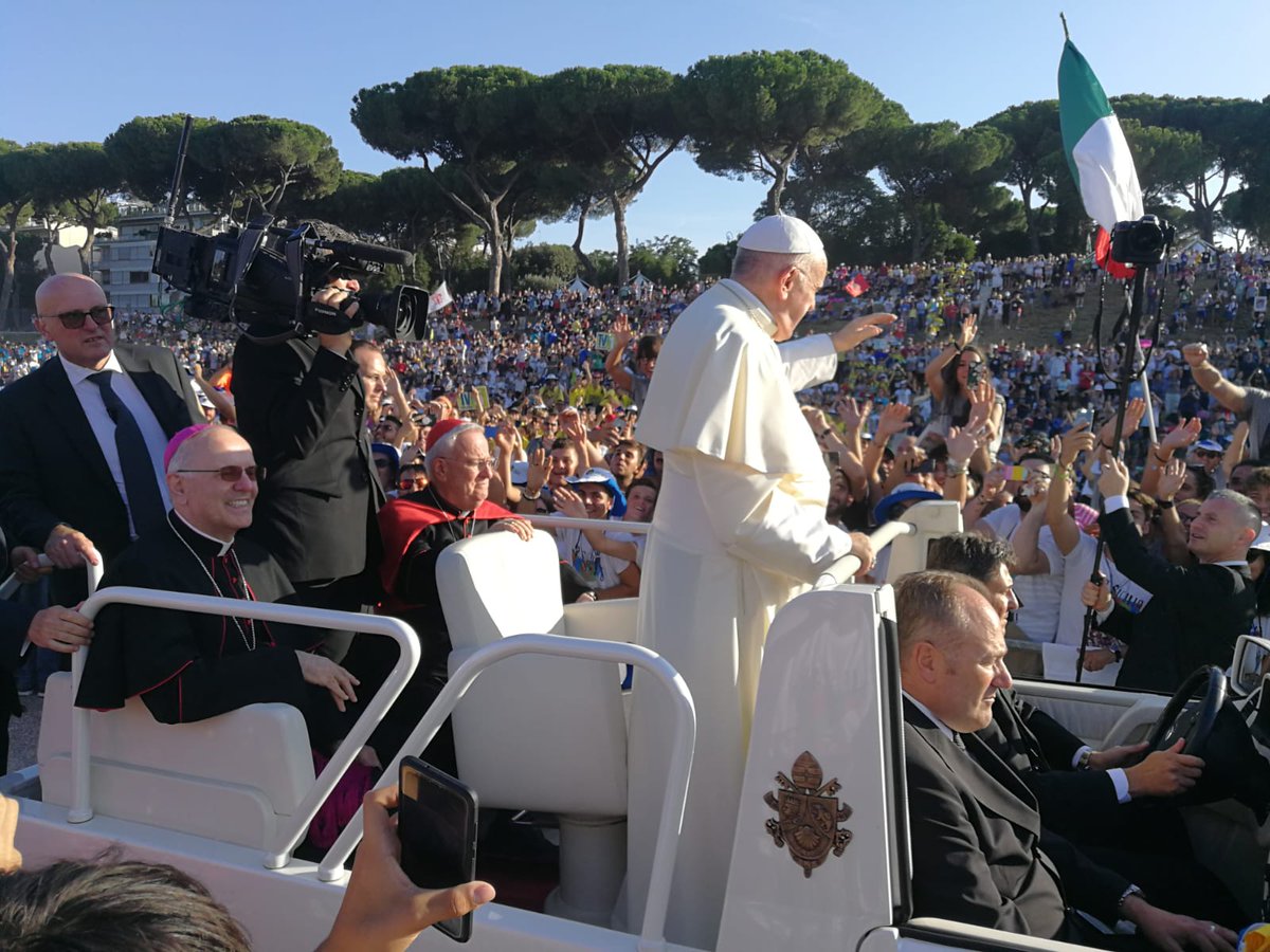 Con il 'tu' si fa la guerra
Con non il 'noi' si fa la pace
#PapaFrancesco #siamoqui #CircoMassimo